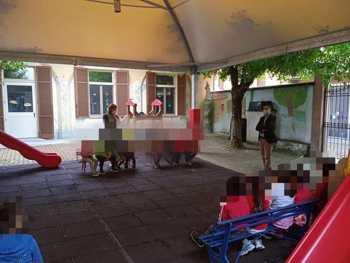 Il sindaco con i bimbi dell'asilo di via Beccaria Il sindaco con i bimbi dell'asilo di via Beccaria