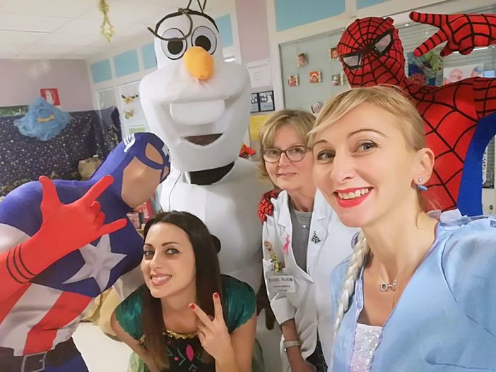 Tanti &quot;Babbo Natale&quot; mascherati consegnano doni ai bimbi ricoverati in ospedale