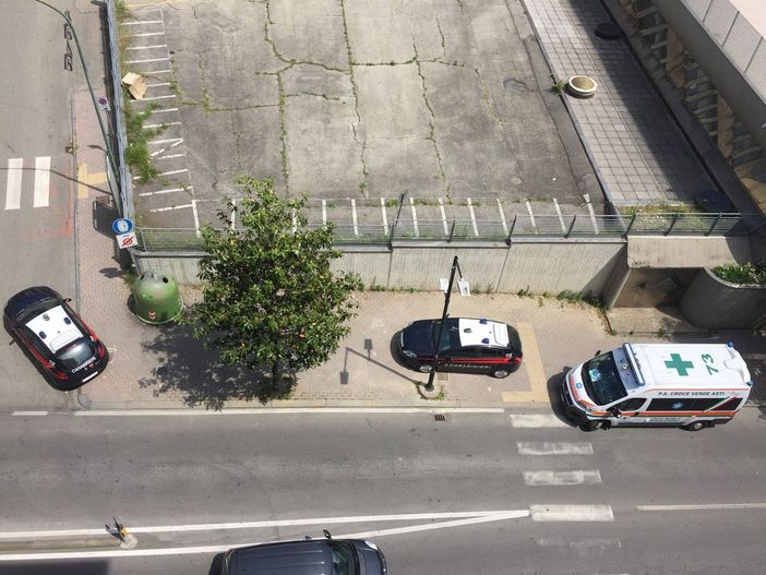 Carabinieri, polizia locale, 118 in corso Dante un uomo minaccia il suicidio