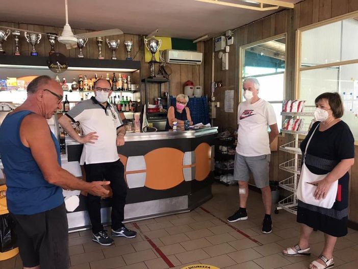 Sindaco e assessore Cotto ritratti durante la visita al circolo San Domenico Savio