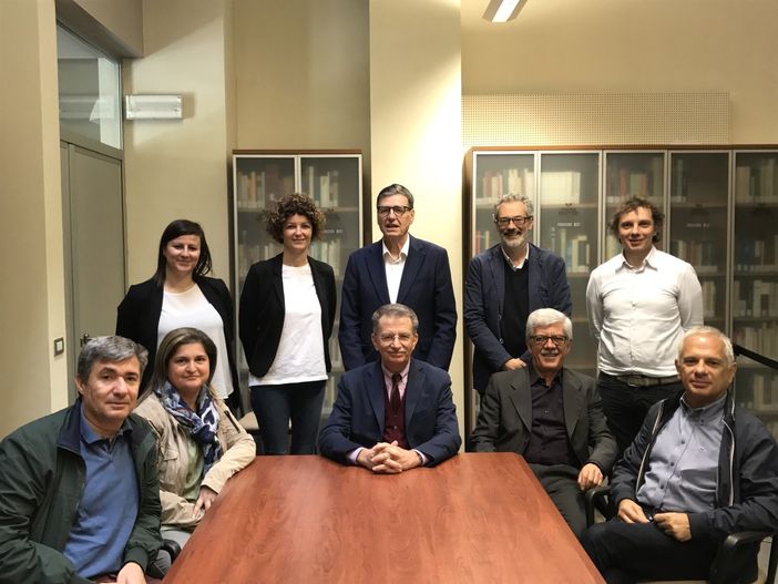 Seduti (da sinistra verso destra): il prof. Luca Rolle, docente di Viticoltura ed Enologia del dipartimento di Scienze Agrarie dell'Università di Torino; la dr.ssa Mariangela Trovato, manager per la didattica della Scuola Agraria e Veterinaria di Torino; il prof. Vincenzo Gerbi, docente e responsabile delle sedi esterne del dipartimento di Scienze Agrarie di Unito; il dr. Enzo Fragapane, dirigente della direzione Sedi Extrametropolitane dell'Ateneo di Torino (sede di via Verdi); il dr. Raffaello Schinco, responsabile dell'area didattica e servizi agli studenti della Scuola di Agraria e Veterinaria di Torino. In piedi (da sinistra): Veronica Di Staso ed Elenia Zuccolo responsabili della segreteria didattica dei corsi di Agraria ad Astiss; il presidente del Consorzio Universitario Asti Studi Superiori, Mario Sacco, il direttore della sede Astiss di piazza De Andrè, Francesco Scalfari; il responsabile area qualità, risorse Umane, gestione Infrastrutture di Astiss, Luigi Graglia.