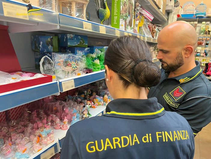 La Guardia di finanza sequestra più di 3mila prodotti non a norma tra Asti, Nizza, Canelli e Montegrosso [VIDEO]
