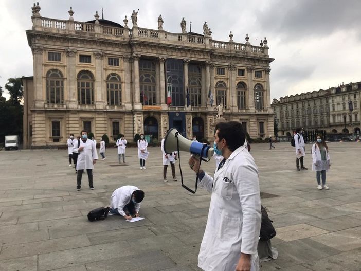 Scende in piazza la rabbia dei medici specializzandi: “Siamo lavoratori solo quando bisogna coprire i turni, pretendiamo rispetto” [FOTO e VIDEO]
