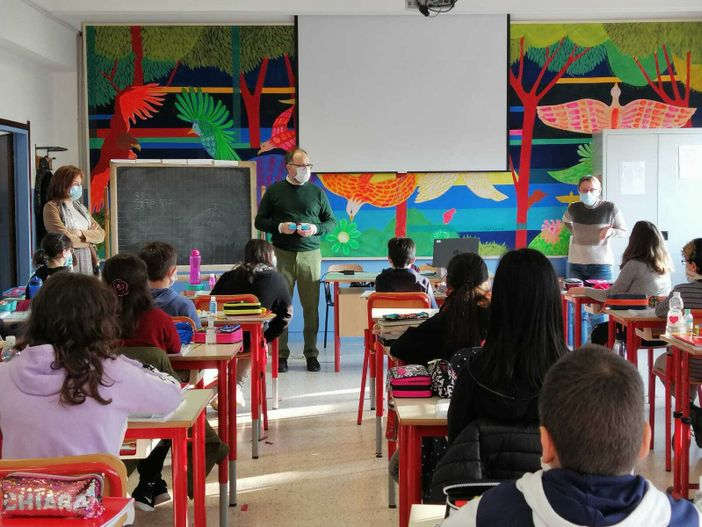 Il sindaco Rasero con la dirigente scolastica Longo durante la visita alla scuola