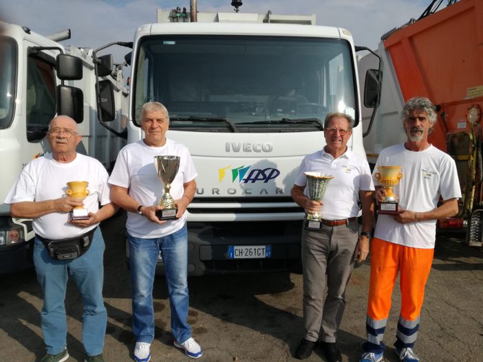 Da dx: il vincitore della guida dei camion Rinaldo Bussolino, alla sua sinistra Claudio Vercelli, vincitore bowling, alla sua sinistra il presidente del CRAL, Piero Amerio e Bussolino Cesare