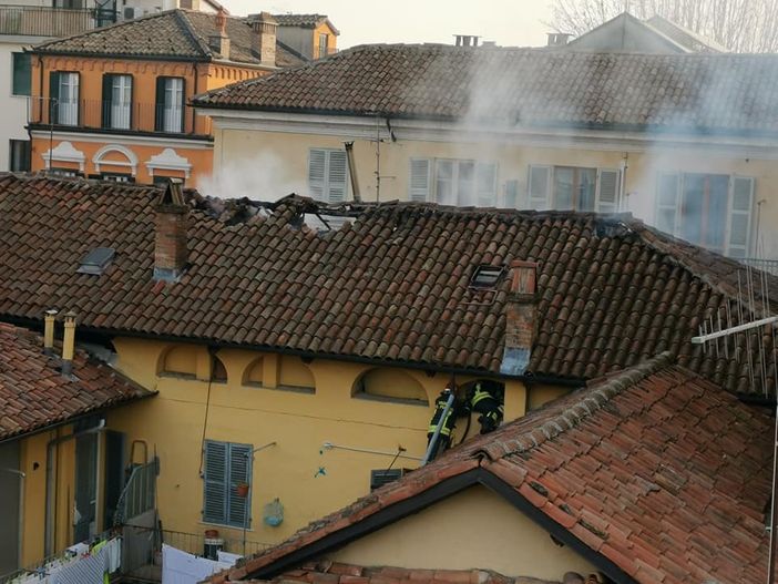 A Canelli incendio tetto all'alba