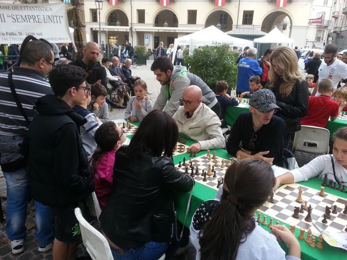 Ad Asti Unicef festeggia i nonni giocando a scacchi. Gradite le coppie nonno-nipote Ad Asti Unicef festeggia i nonni giocando a scacchi. Gradite le coppie nonno-nipote