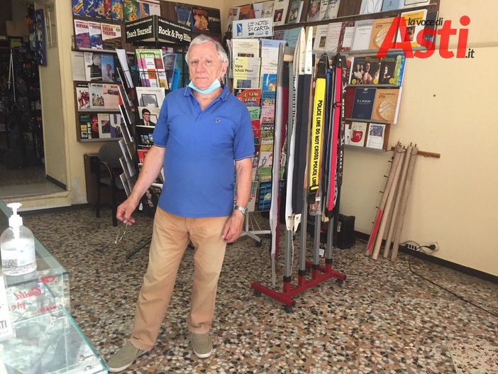 Franco Rabino ritratto nel suo negozio Franco Rabino ritratto nel suo negozio