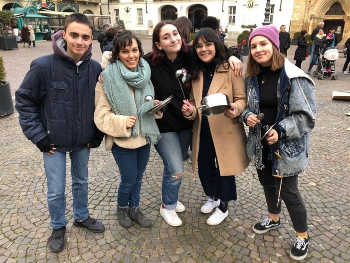 &quot;Un presidio più coinvolgente, hanno partecipato attivamente in tanti&quot;. Oggi i Fridays sono tornati a far sentire la loro voce ad Asti