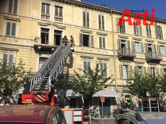 Cade balcone in piazza Marconi. Nessun ferito