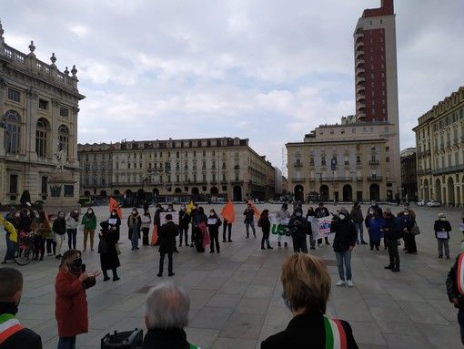 In piazza Castello si manifesta contro il gioco d'azzardo