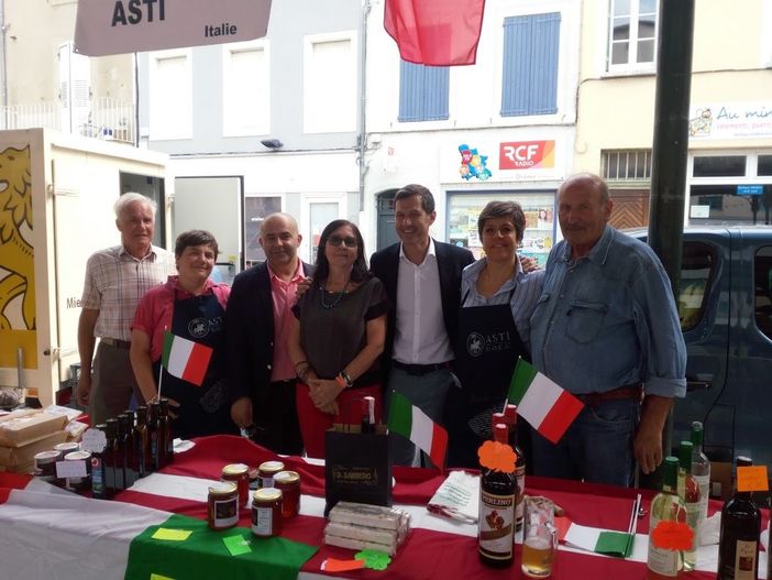 Foto di gruppo al mercatino delle città gemellate svoltosi a Valence il 22 settembre scorso Foto di gruppo al mercatino delle città gemellate svoltosi a Valence il 22 settembre scorso