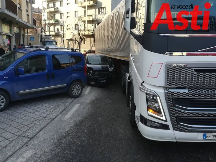 L'incidente verificatosi in piazza Porta Torino L'incidente verificatosi in piazza Porta Torino