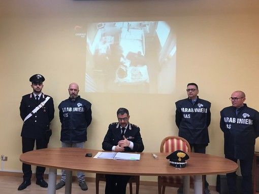 Un momento della conferenza stampa tenuta dal tenente colonnello Biagio Carillo Un momento della conferenza stampa tenuta dal tenente colonnello Biagio Carillo