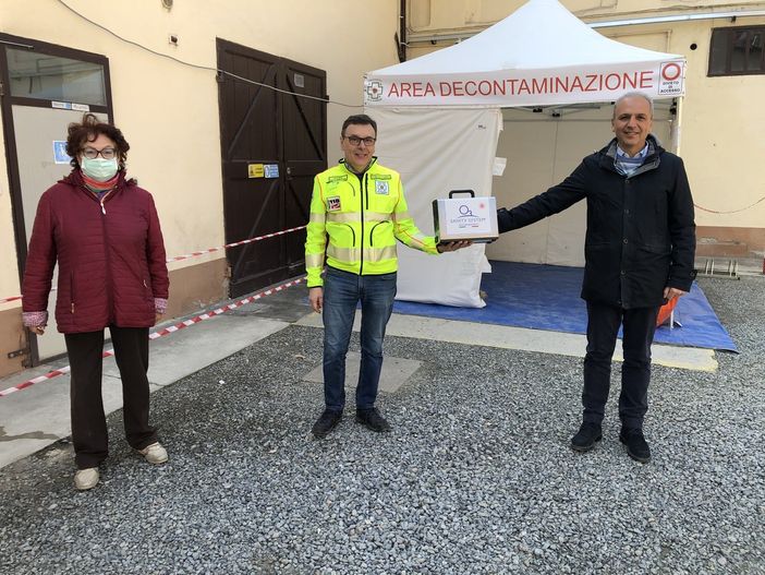 Federico Braggio presidente del R.C. Canelli-Nizza Monferrato (a destra) durante la consegna  a Piero Bottero presidente della Croce Verde di Nizza con Lisella Martino presidente incoming del R.C. Canelli Nizza Monferrato.