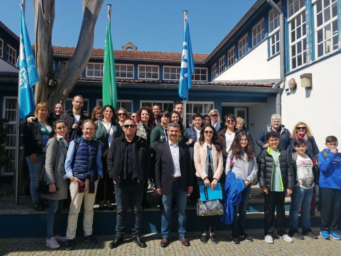 Nella foto, docenti e allievi durante la sessione portoghese dei lavori
