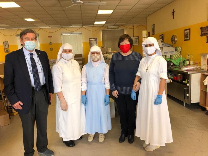 Il dottor Ercole e l'assessore Mariangela Cotto con alcune delle suore che si occupano della Mensa Sociale Il dottor Ercole e l'assessore Mariangela Cotto con alcune delle suore che si occupano della Mensa Sociale