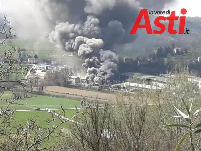 Incendio in un capannone di località Rilate, denso fumo visibile da grande distanza [VIDEO]