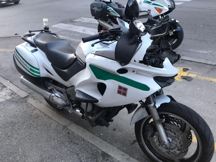 La motocicletta della Polizia Municipale sulla quale si trovava l'agente ferito