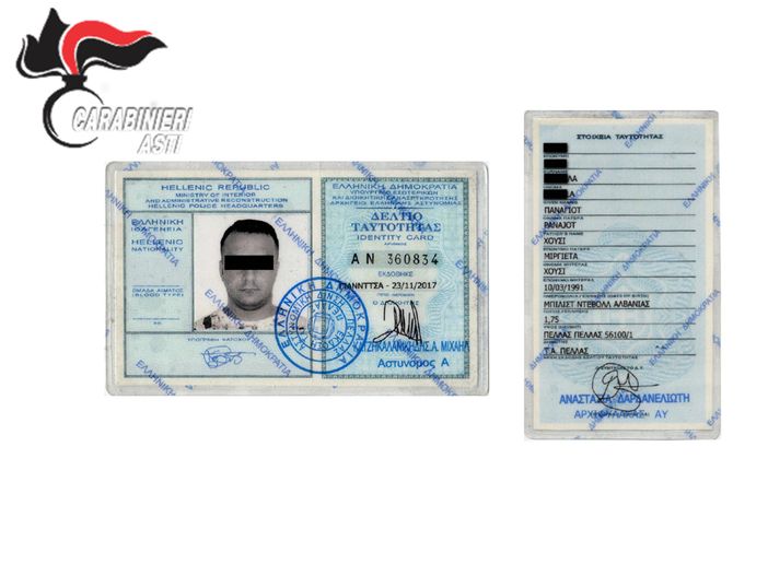 I documenti falsi mostrati dall'arrestato