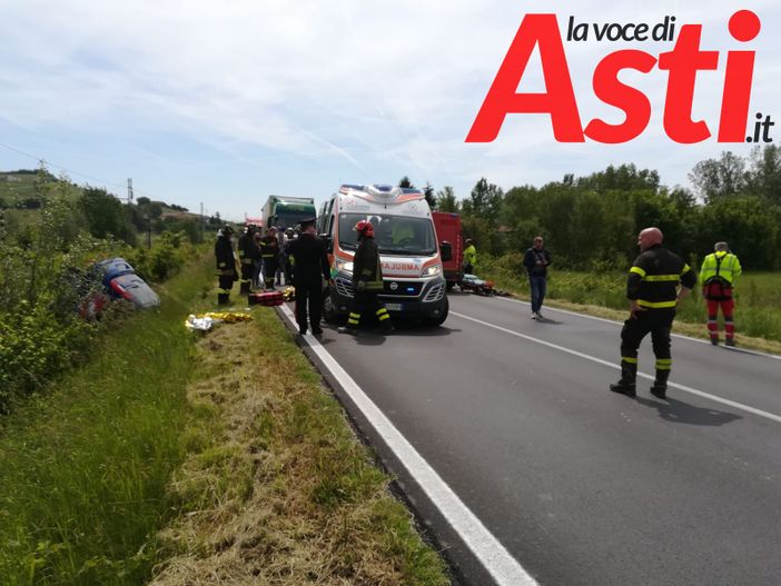 Pulmino si ribalta sull'Asti-Mare, 4 feriti tra cui uno elitrasportato ad Alessandria [AGGIORNAMENTO E FOTO GALLERY]