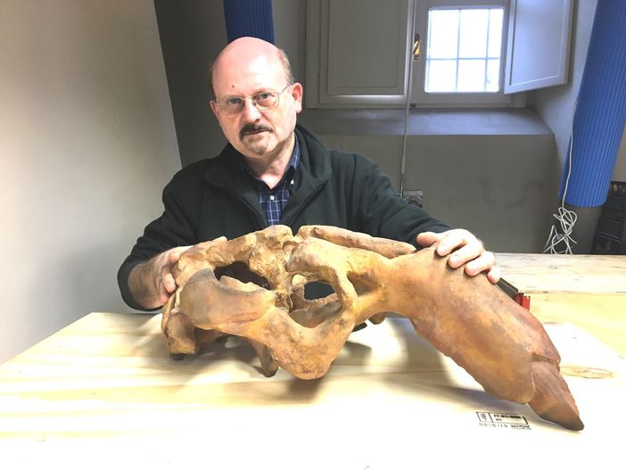 Piero Damarco ritratto con il sirenide di Montiglio