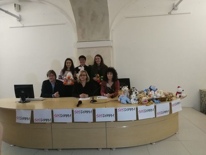 Gianluca Forno, Angela Motta, Laura Nosenzo con alcuni ragazzi della 3C