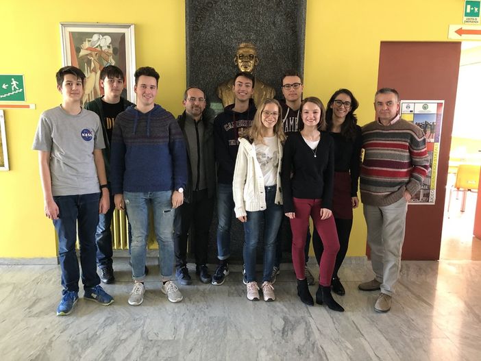 Foto di gruppo per il team del liceo astigiano Foto di gruppo per il team del liceo astigiano
