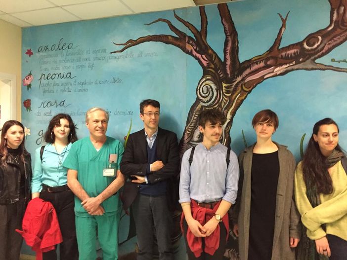 Un momento della consegna delle tele