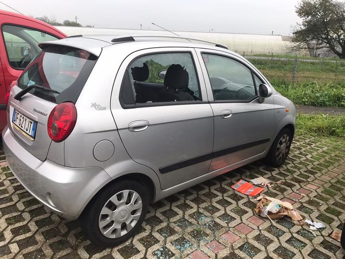 Raid vandalico nella notte nel parcheggio del casello autostradale Asti Est