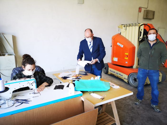 Il sindaco di Costigliole d'Asti, Enrico Alessandro Cavallero (al centro, in giacca e cravatta), durante la visita effettuata in azienda