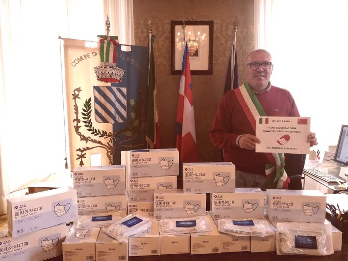 Il sindaco di Costigliole d'Asti, Enrico Alessandro Cavallero, con la fornitura di mascherine