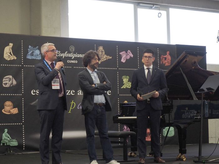 Laura Marzadori, primo violino del Teatro alla Scala di Milano e Chiara Opalio, pianista di fama internazionale, protagoniste nel primo appuntamento delle “Esperienze Artigiane sul Palco” di Confartigianato Cuneo Laura Marzadori, primo violino del Teatro alla Scala di Milano e Chiara Opalio, pianista di fama internazionale, protagoniste nel primo appuntamento delle “Esperienze Artigiane sul Palco” di Confartigianato Cuneo