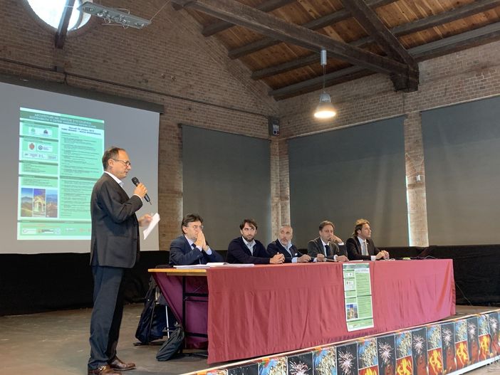 Il Tavolo dei relatori: da sinistra l’architetto Alessandro Boano organizzatore della giornata di studio, Roberto Cerrato direttore Sito UNESCO, Simone Nosenzo sindaco di Nizza Monferrato, Fabio Carosso vicepresidente della Regione Piemonte, Fabio Musso presidente Ordine degli Architetti di Asti, Massimiliano Fadin segretario Chapter Piemonte GBC Italia Il Tavolo dei relatori: da sinistra l’architetto Alessandro Boano organizzatore della giornata di studio, Roberto Cerrato direttore Sito UNESCO, Simone Nosenzo sindaco di Nizza Monferrato, Fabio Carosso vicepresidente della Regione Piemonte, Fabio Musso presidente Ordine degli Architetti di Asti, Massimiliano Fadin segretario Chapter Piemonte GBC Italia