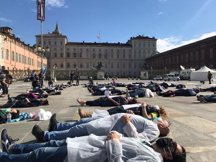 A Torino gli infermieri si incatenano davanti alla Regione: “Gli eroi sono stati dimenticati” [VIDEO e FOTO]