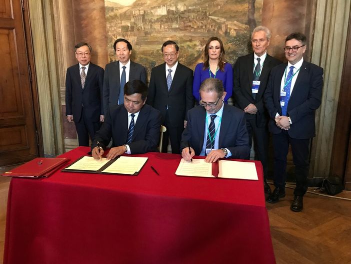 Al tavolo. da sinistra:  Yang Decong Capo dipartimento della Provincia dello Yunnan e Gianfranco Comaschi presidente Associazione per il Patrimonio dei Paesaggi Vitivinicoli di Langhe-Roero e Monferrato