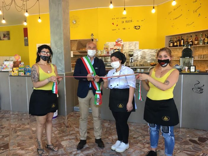 Taglio del nastro alla presenza del sindaco di Calosso, Pierfrancesco Migliardi
