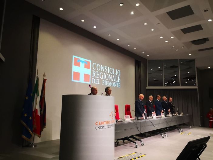 Il minuto di silenzio in apertura di Consiglio regionale