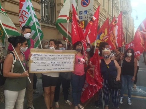 Appalto al ribasso, la rivolta delle addette alle pulizie Inps Piemonte: “Come mangiamo con 300 euro?” [VIDEO]