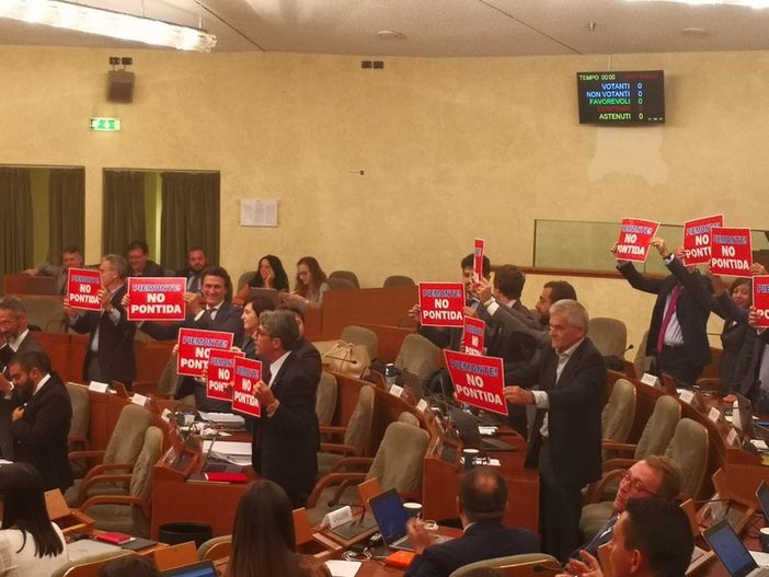 Referendum Lega su legge elettorale, protesta della minoranza in Consiglio Regionale: &quot;Piemonte! No Pontida&quot; [VIDEO]