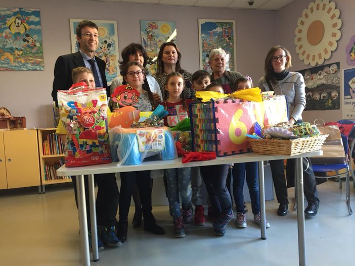 Il Commissario Asl Messori Ioli con insegnati e bimbi della Primaria di Isola