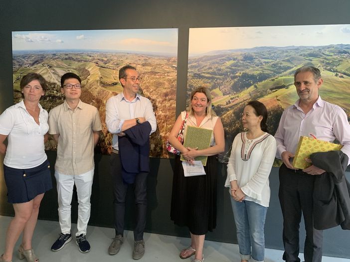 Nella foto: Pia Bosca Ceo della Bosca spa, un funzionario del Consolato Generale della Repubblica Popolare Cinese a Milano, Paolo Lanzavecchia sindaco di Canelli, Annalisa Conti vice presidente Associazione per il Patrimonio dei Paesaggi Vitivinicoli Langhe-Roero e Monferrato, il Console Generale Aggiunto della Cina a Milano Zhang Hong e Gianfranco Comaschi presidente Associazione per il Patrimonio dei Paesaggi Vitivinicoli Langhe-Roero e Monferrato