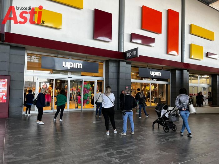 Curiosità e folla per l'inaugurazione, al Borgo, della nuova Upim