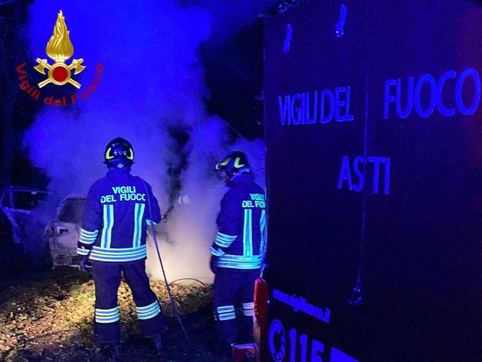 Incendio auto a Castello di Annone, intervenuti Carabinieri e Vigili del Fuoco Incendio auto a Castello di Annone, intervenuti Carabinieri e Vigili del Fuoco