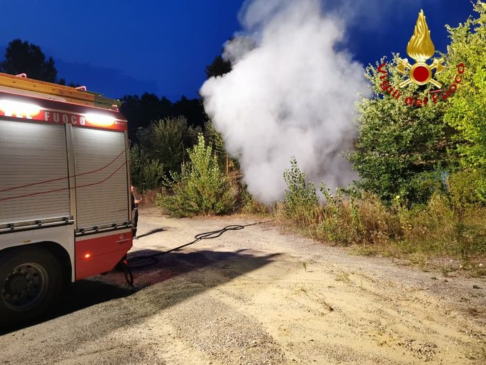 Valmanera: brucia un'auto all'ex pista di motocross. Era stata rubata Valmanera: brucia un'auto all'ex pista di motocross. Era stata rubata