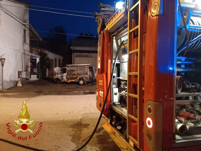 Incendio di un furgone a Serravalle coinvolge contatori gas. Non ci sono feriti