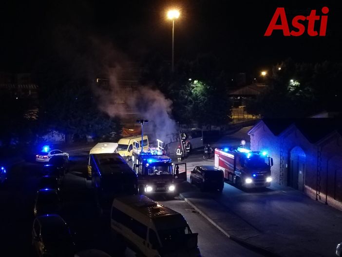 Ancora una notte di fuoco ad Asti. Incendiati un autobus e uno scuolabus in via Goito [FOTO E VIDEO]