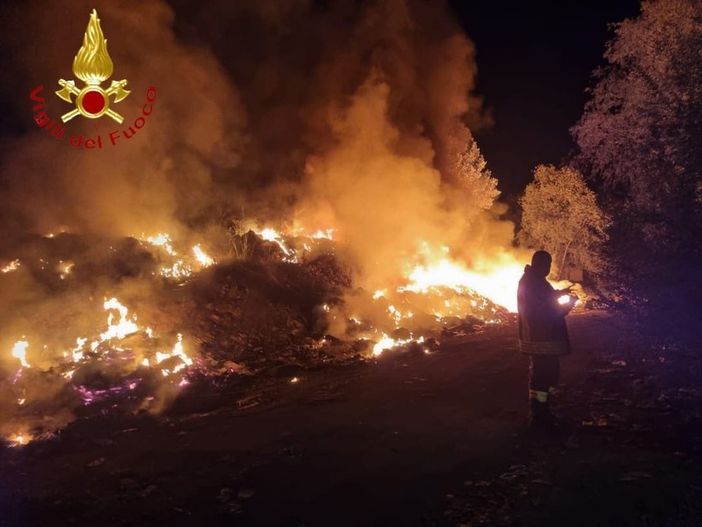 Immagine d'archivio di un recente incendio al campo nomadi Immagine d'archivio di un recente incendio al campo nomadi