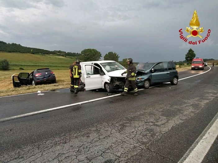 Incidente stradale tra Calliano e Moncalvo, coinvolte due auto e un furgone, tre feriti [FOTO]