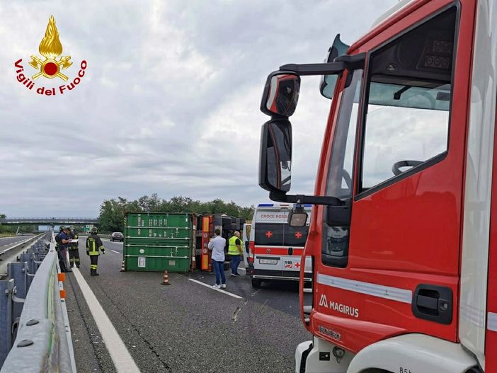 Si rovescia container subito dopo la barriera di Villanova, autostrada bloccata in direzione Piacenza